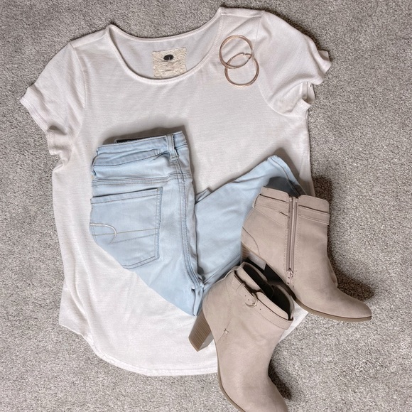 Cupio Tops - 🖐 5 for $15 Cupio Off-white Flowy T-shirt